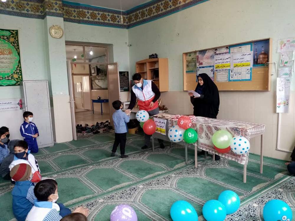 نواختن زنگ انقلاب در مدرسه انقلاب اسلامی نایین